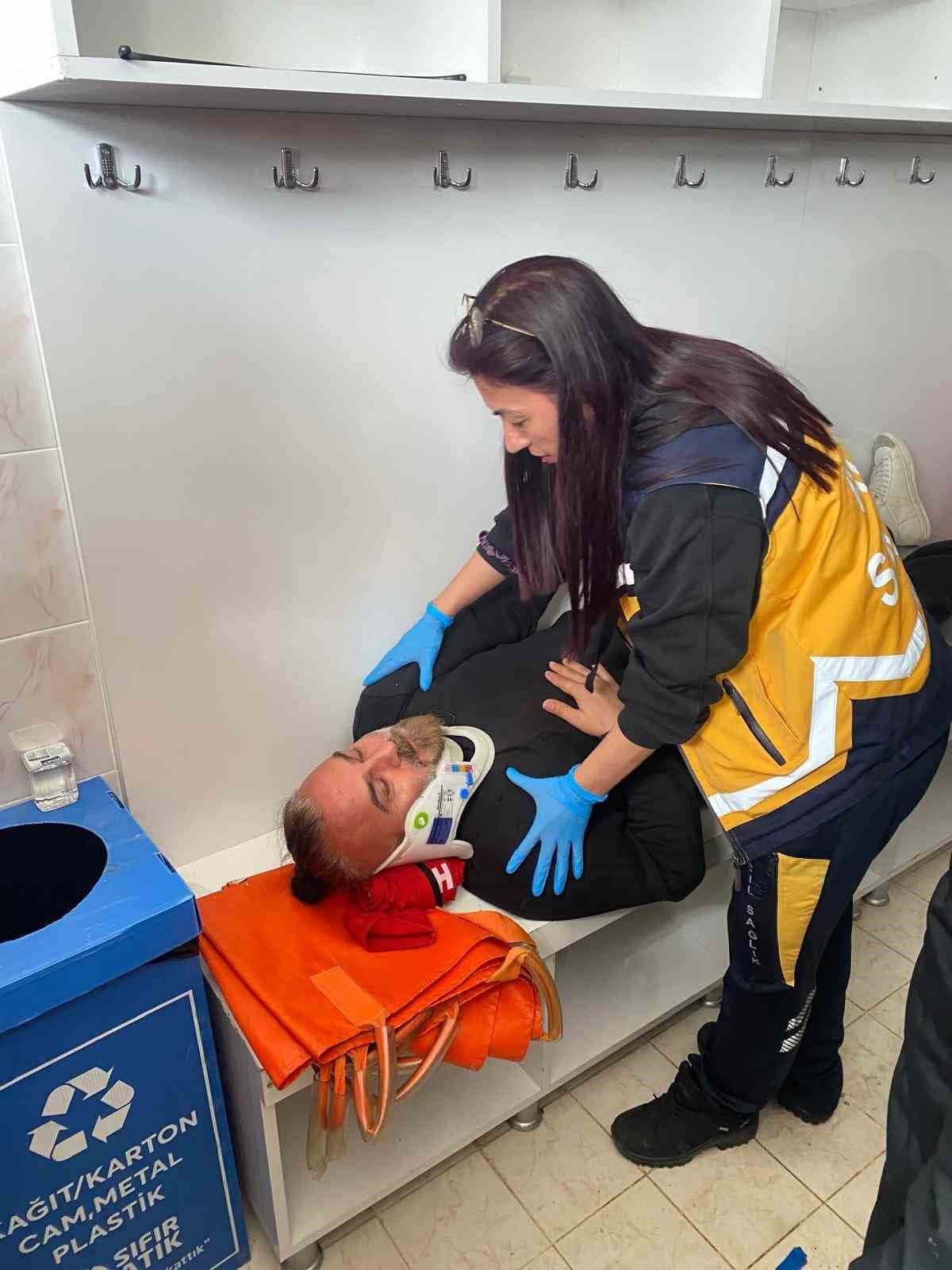 Maç öncesi ortalık karıştı: Futbolcular kramponlarla darbedildi