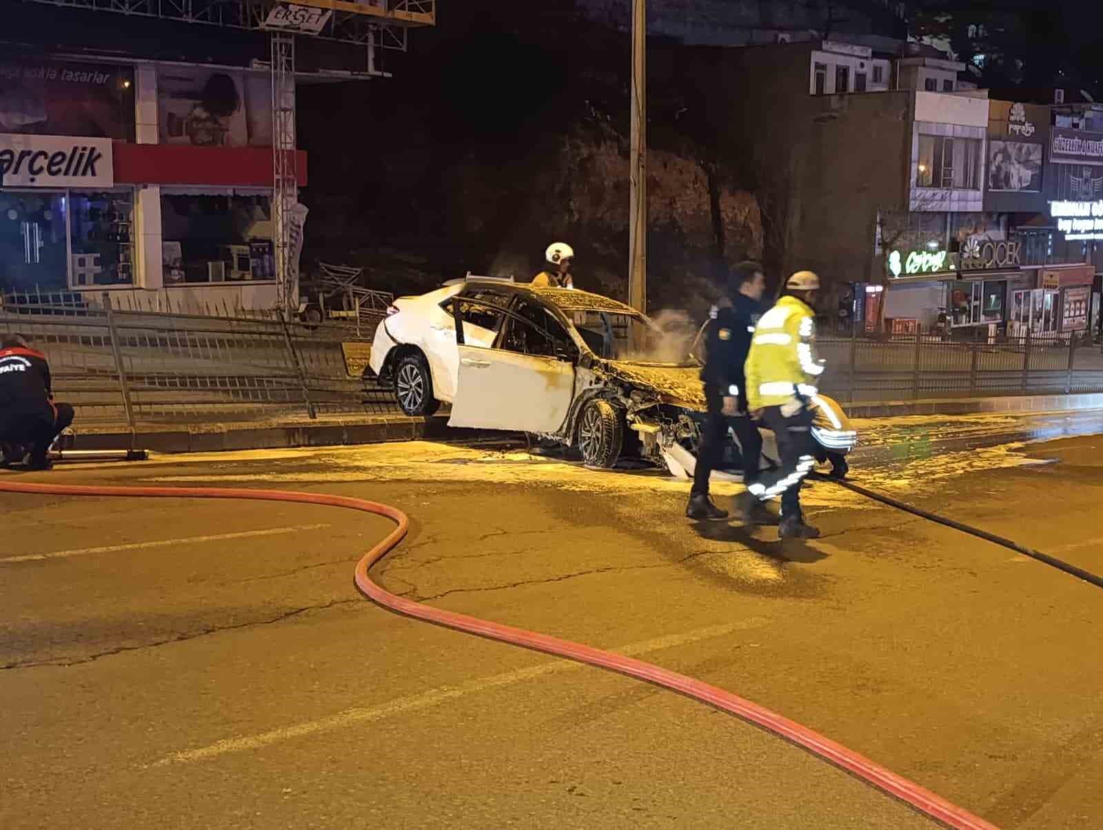 ‘Dur’ ihtarına uymayan otomobil sürücüsü uzun süre kovalandı: Yakalanan 2 şüphelinin yasaklı madde testi pozitif çıktı