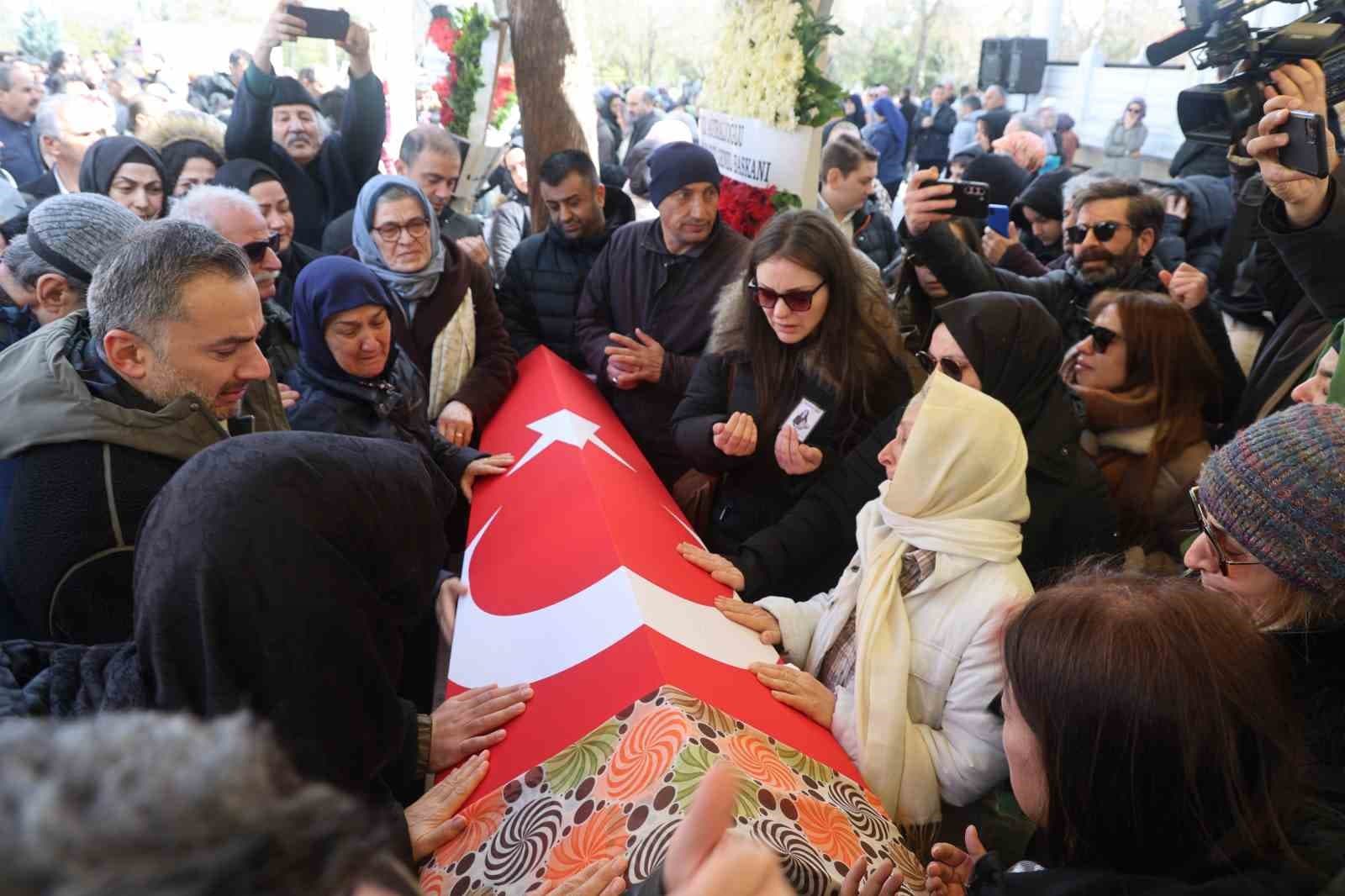 Öğrencisi tarafından öldürülen Fatma Nur öğretmen son yolculuğuna uğurlandı