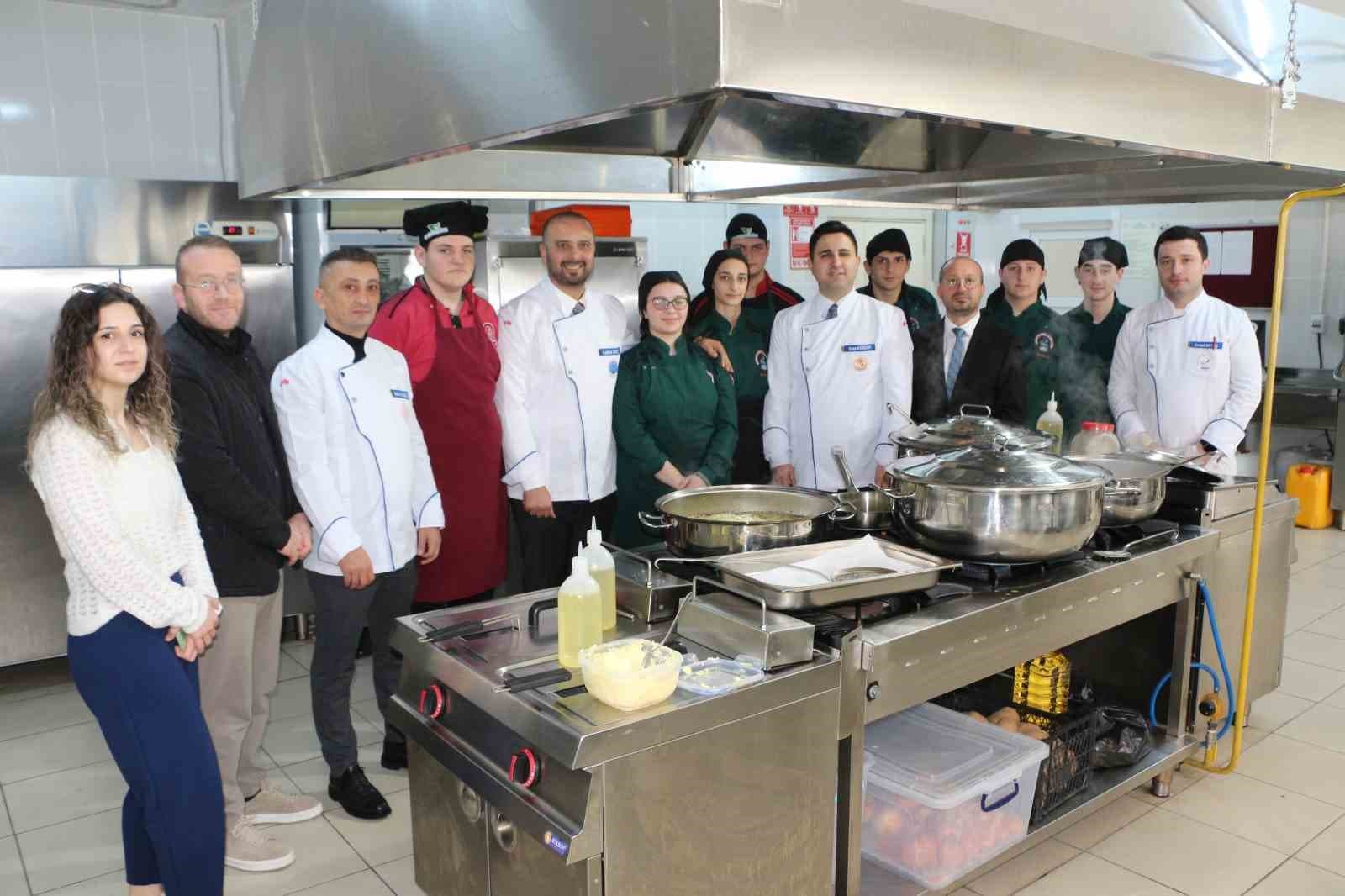 İftar hazırlığı yapamayan muhtaç ailelerin iftarı lise öğrencilerinden