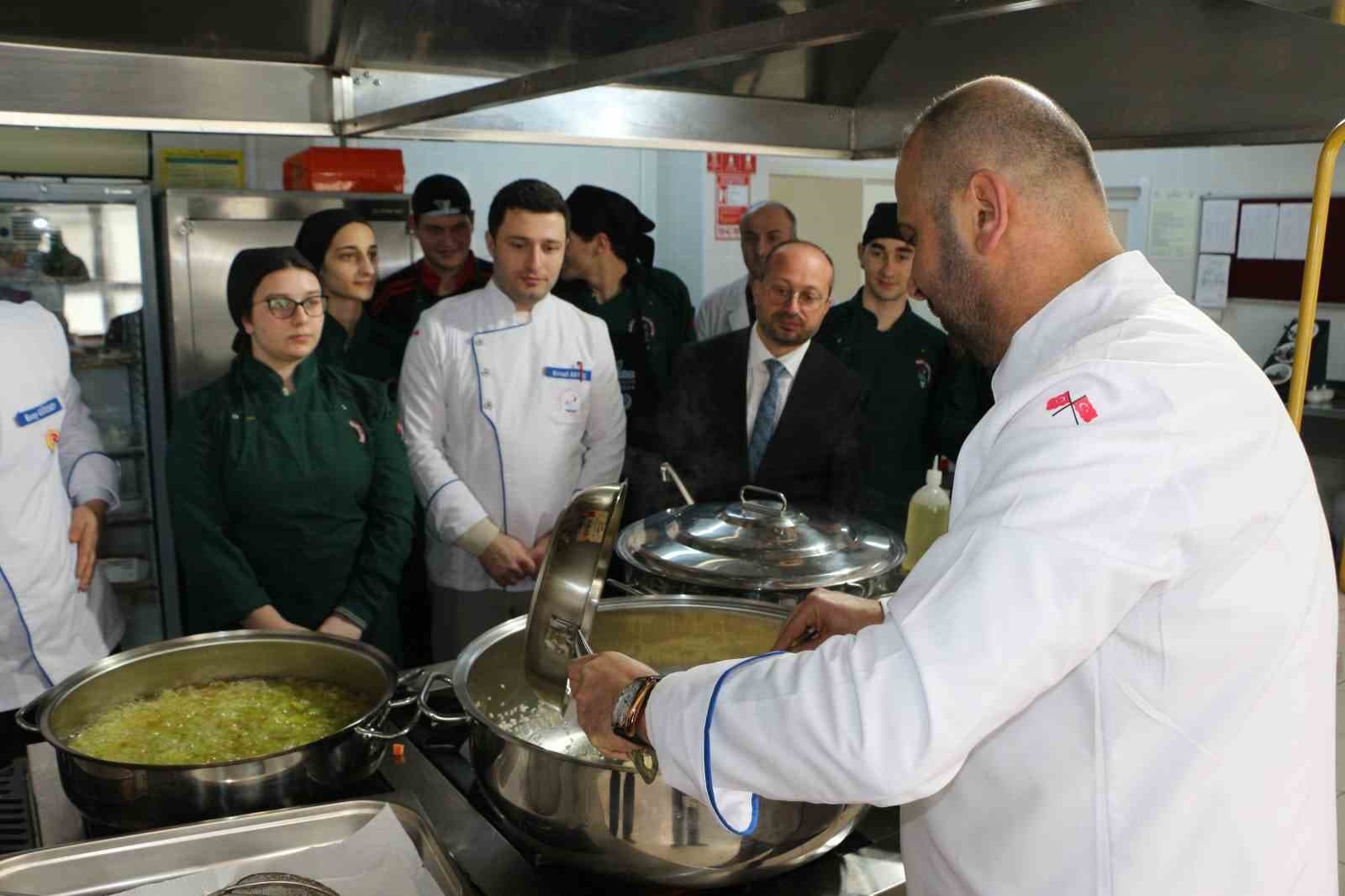 İftar hazırlığı yapamayan muhtaç ailelerin iftarı lise öğrencilerinden