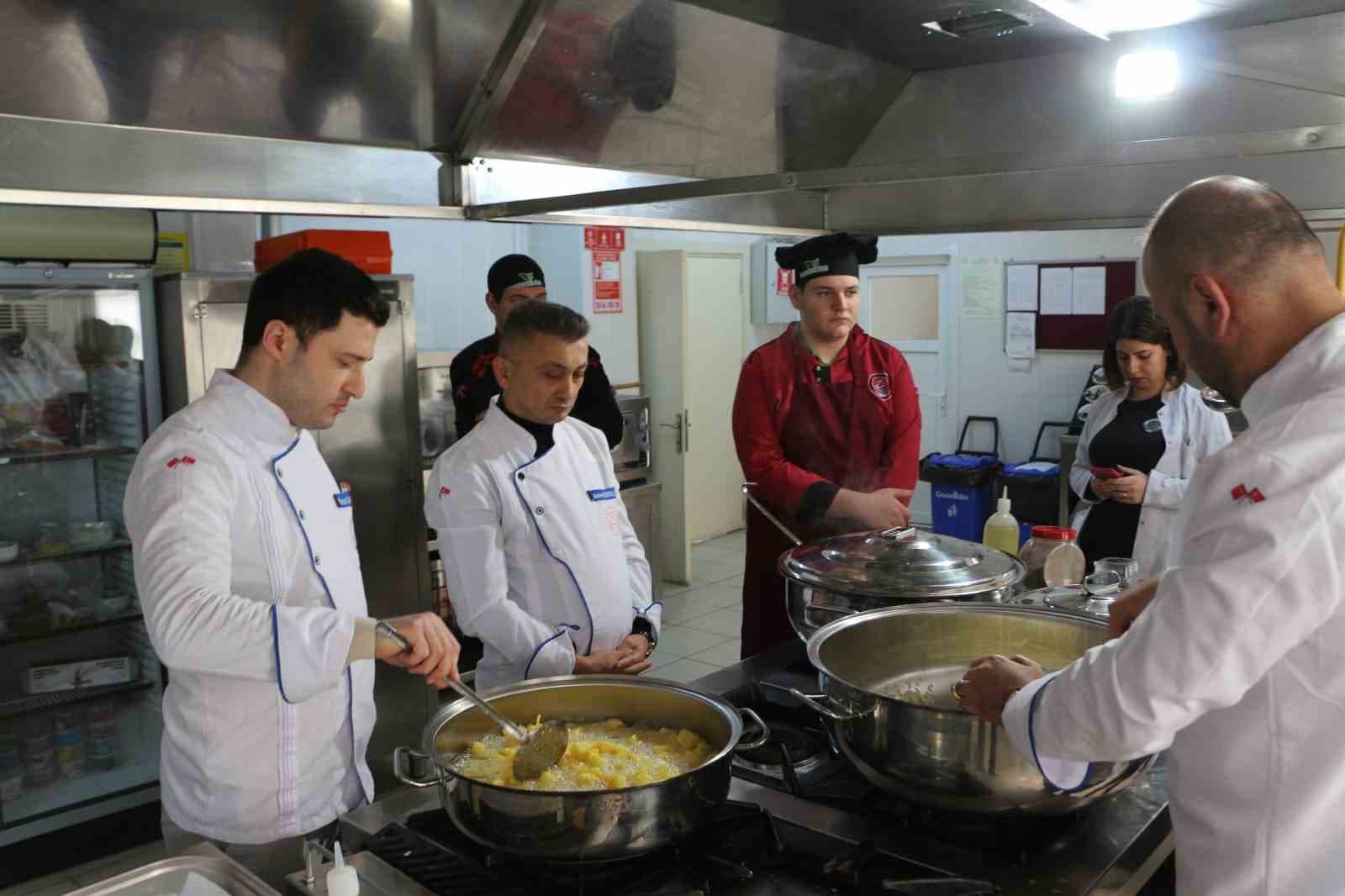 İftar hazırlığı yapamayan muhtaç ailelerin iftarı lise öğrencilerinden
