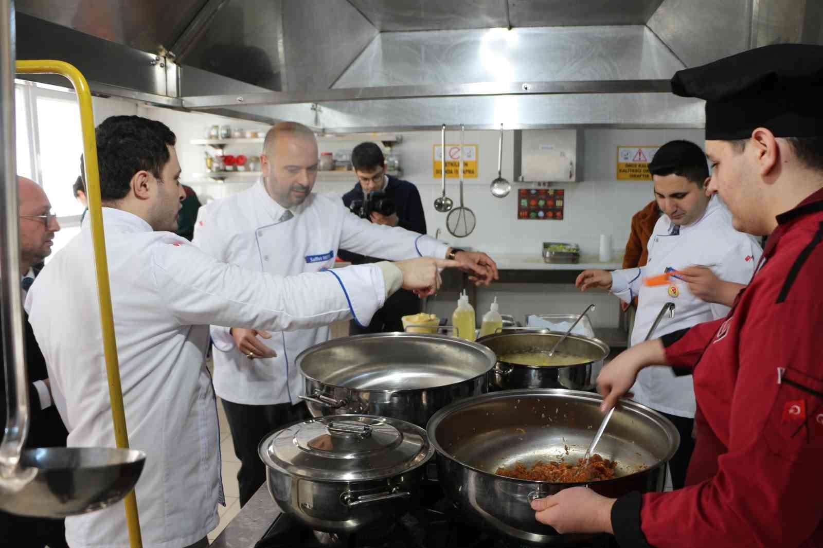 İftar hazırlığı yapamayan muhtaç ailelerin iftarı lise öğrencilerinden