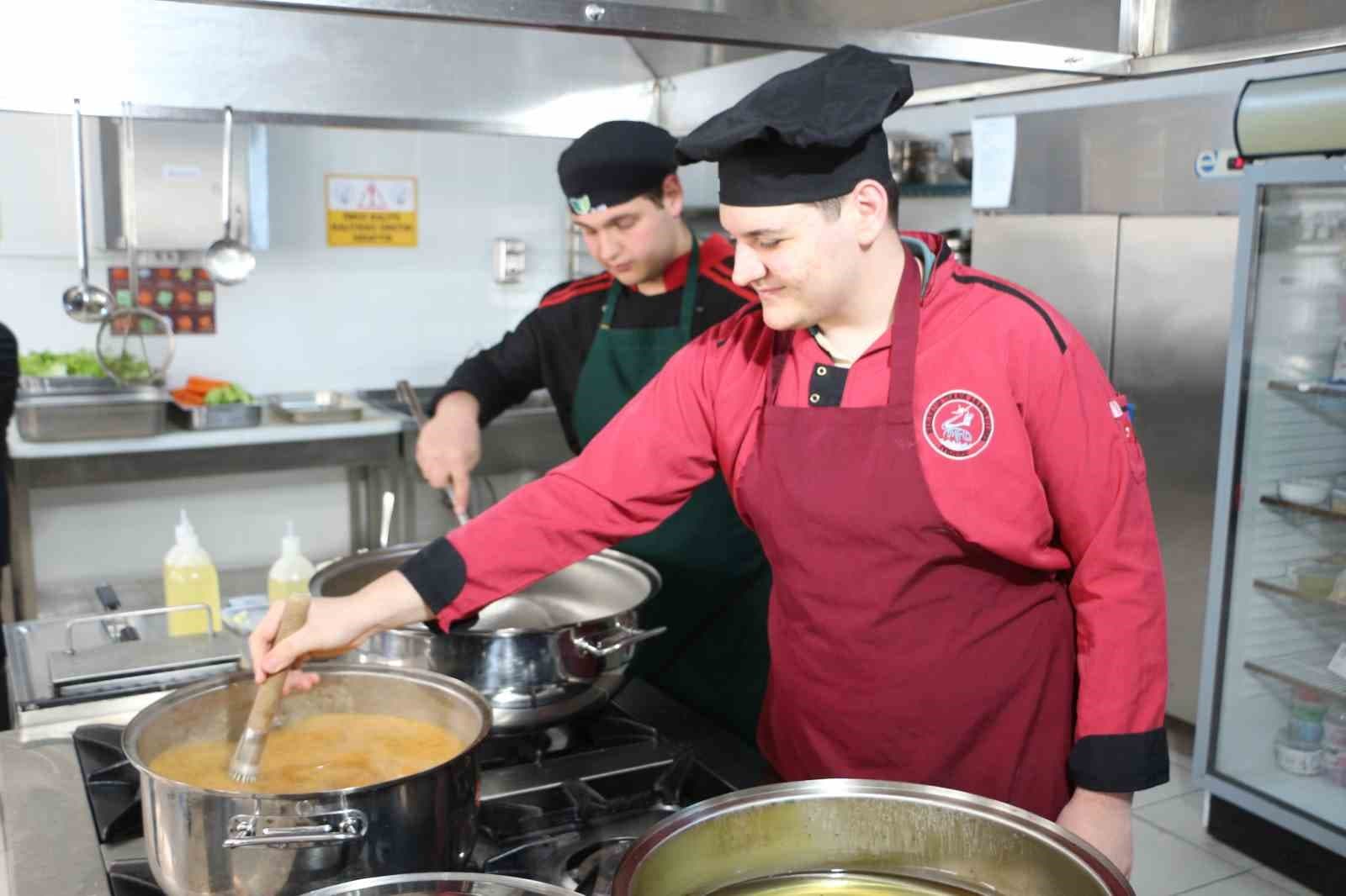 İftar hazırlığı yapamayan muhtaç ailelerin iftarı lise öğrencilerinden