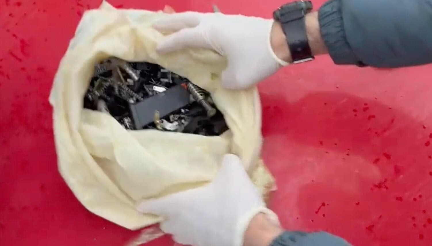 Otomobilin kapılarına zulalanmış cephanelik polis ekiplerince yakalandı