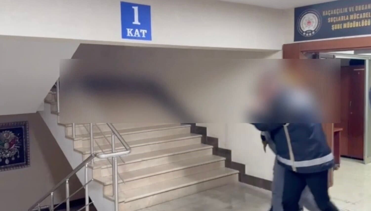 Otomobilin kapılarına zulalanmış cephanelik polis ekiplerince yakalandı