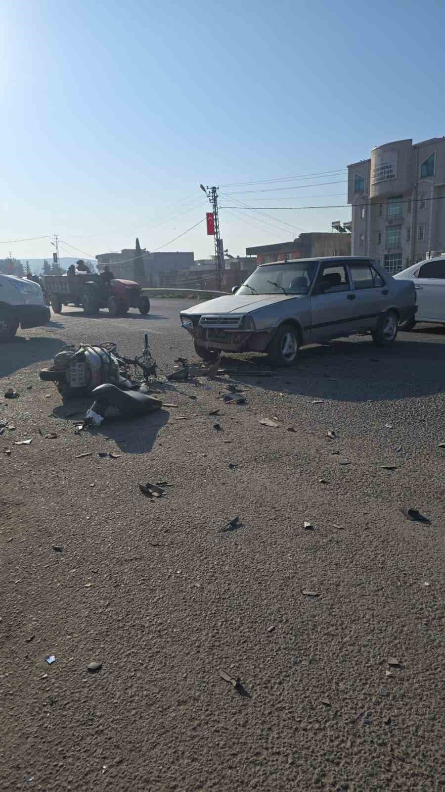 Otomobil ile çarpışan motosiklet sürücüsü ağır yaralandı