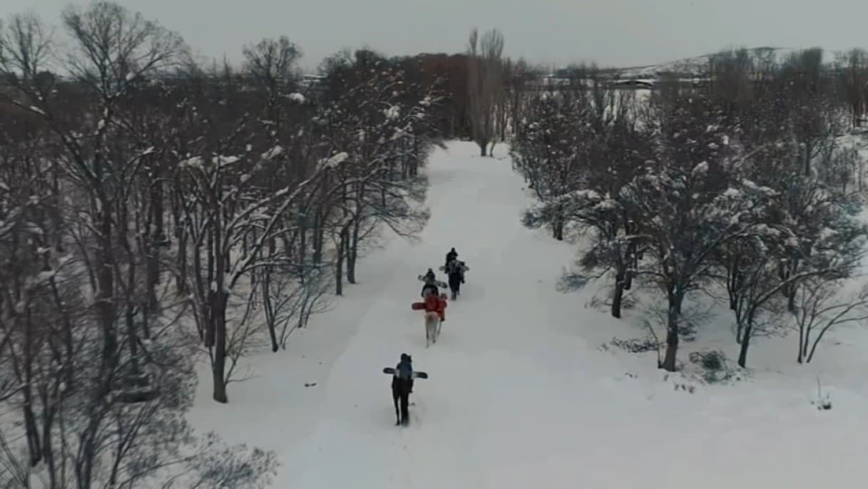 Erzincan’da sınırları zorlayan kış macerası: Atlı snowboard safarisi