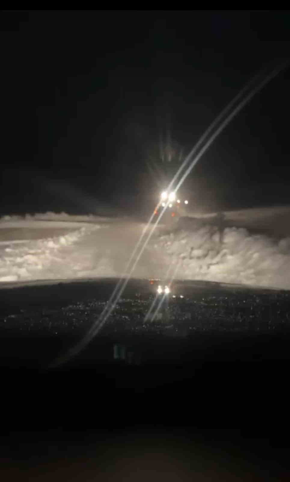 Muş’ta fırtına nedeniyle köy yolu ulaşıma kapandı