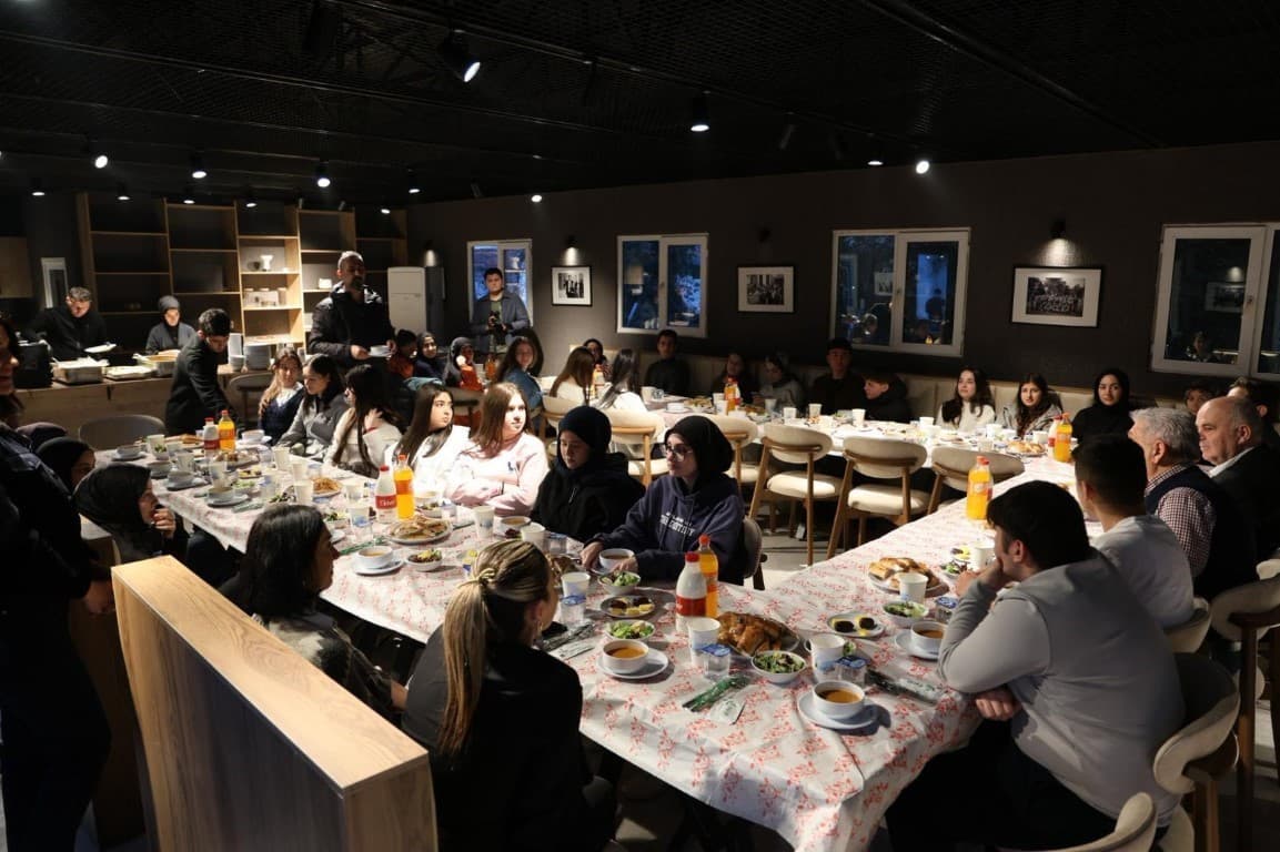 Kartepe’de gençler "Bir Sofra Bir Hikaye" iftarında buluştu