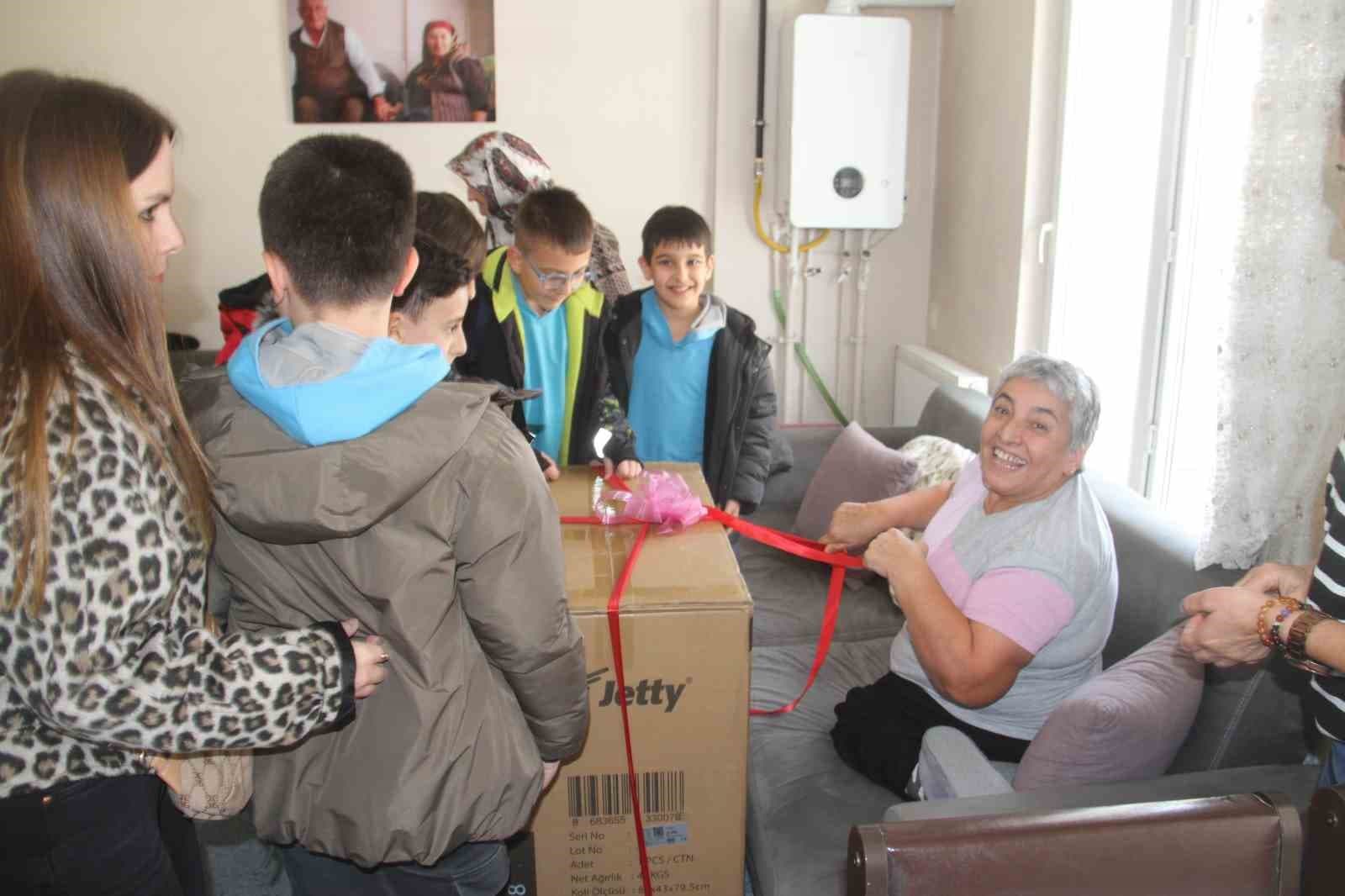 Minik öğrenciler engelli vatandaşın hayalini gerçekleştirdi