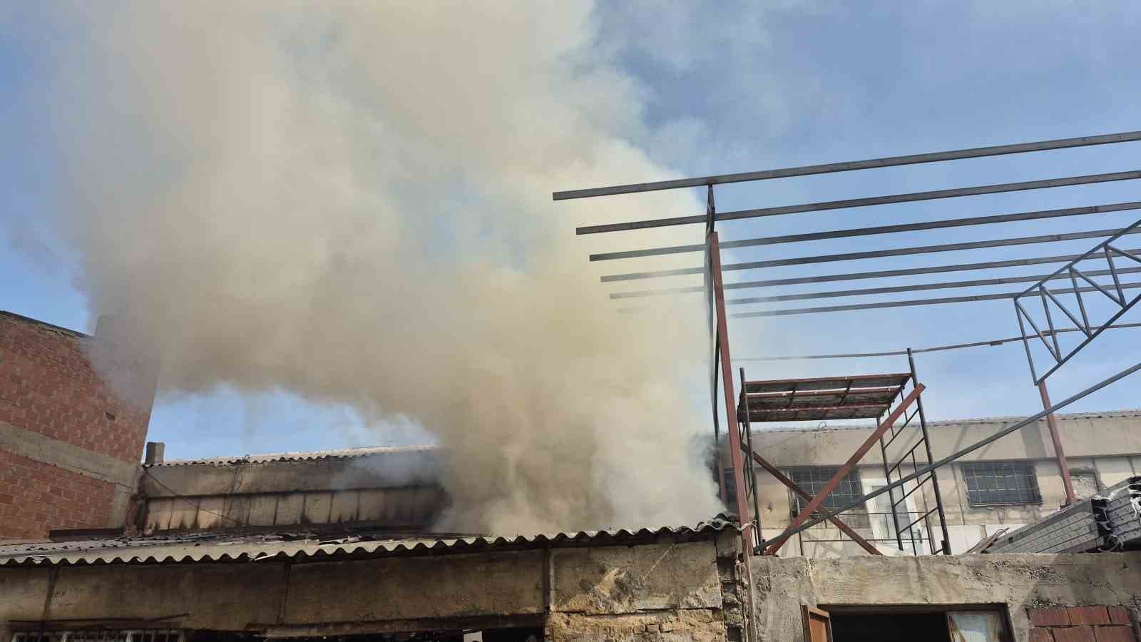 Eskişehir’de mobilya deposunda yangın