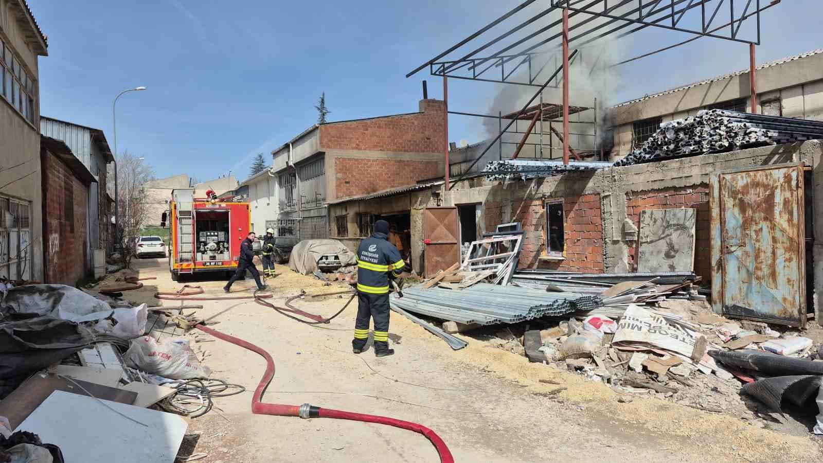 Eskişehir’de mobilya deposunda yangın