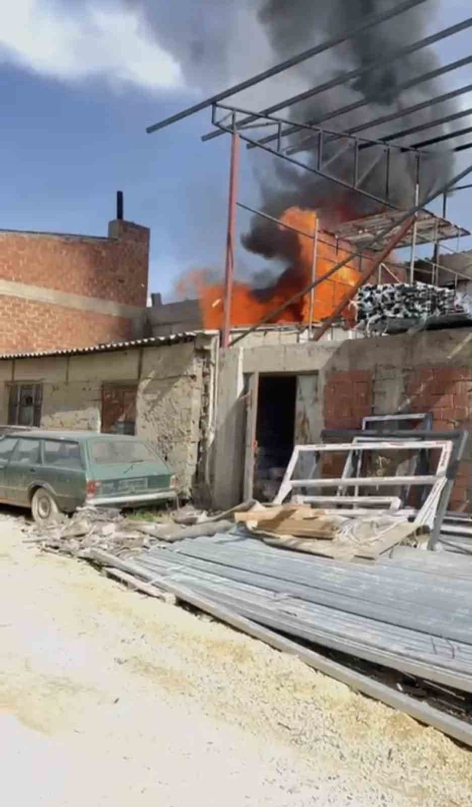 Eskişehir’de mobilya deposunda yangın