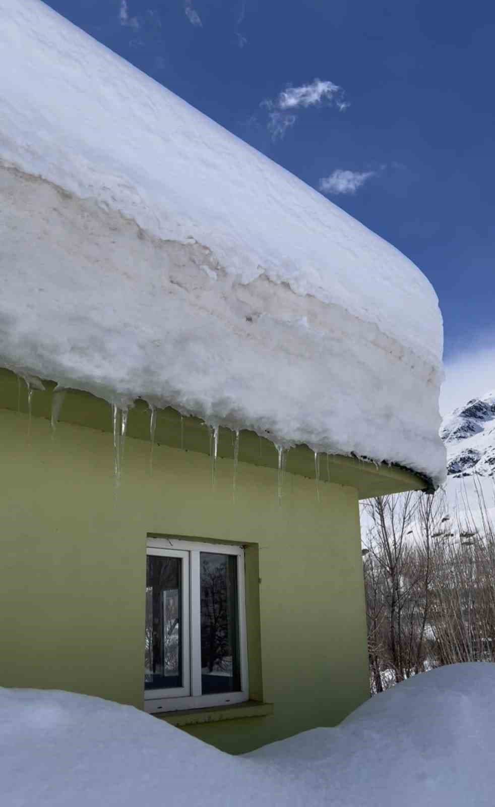 Ovacık’ta kar kalınlığı 2 metreyi buldu, evler kardan kayboldu