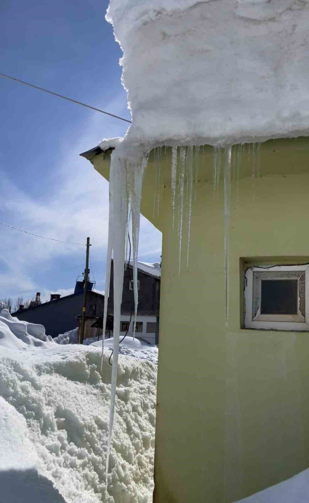 Ovacık’ta kar kalınlığı 2 metreyi buldu, evler kardan kayboldu