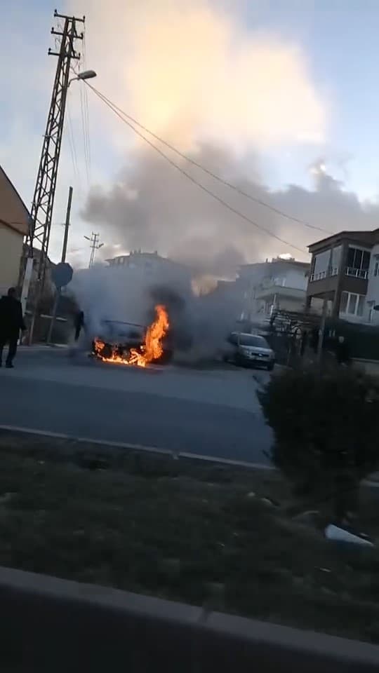 Niğde’de park halindeki otomobil alev alev yandı