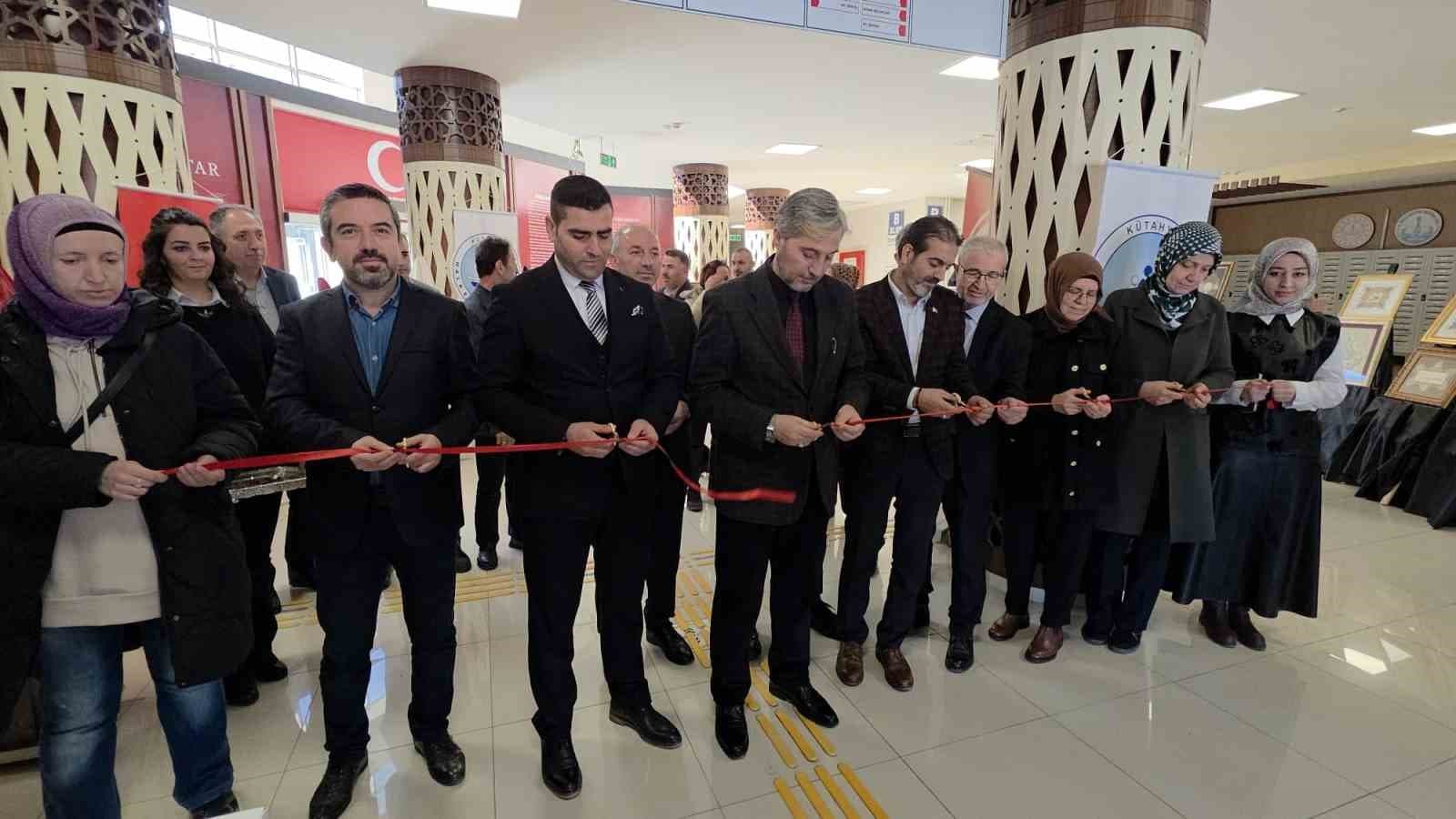 Kütahya’da Peygamber Efendimiz’in doğumunun 1500. yılı anısına hat, tezhip ve ebru sergisi açıldı