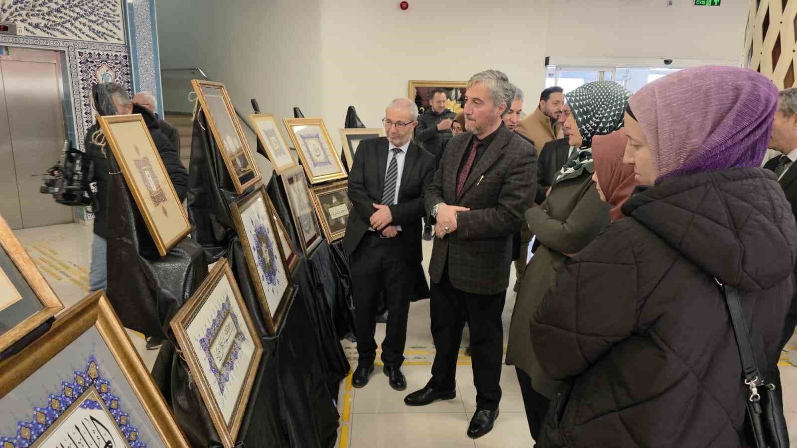 Kütahya’da Peygamber Efendimiz’in doğumunun 1500. yılı anısına hat, tezhip ve ebru sergisi açıldı