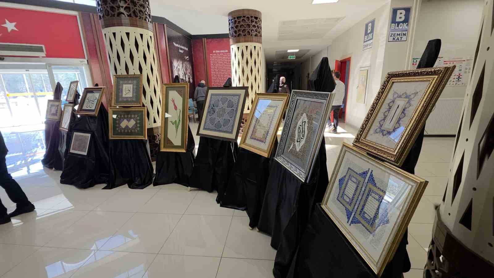 Kütahya’da Peygamber Efendimiz’in doğumunun 1500. yılı anısına hat, tezhip ve ebru sergisi açıldı