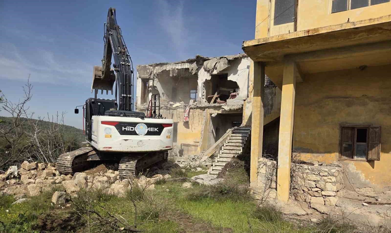 Akdeniz’de metruk binalar bir bir yıkılıyor