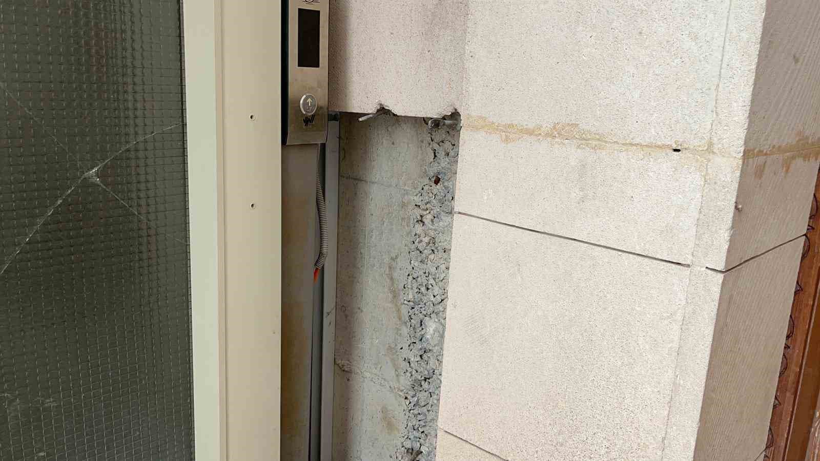 Adilcevaz’da camiye çirkin saldırı: Halılar üzerinde sigara izmaritleri söndürüldü