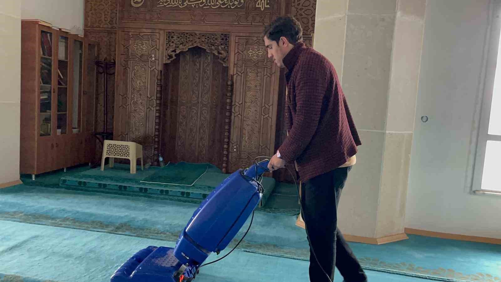 Adilcevaz’da camiye çirkin saldırı: Halılar üzerinde sigara izmaritleri söndürüldü