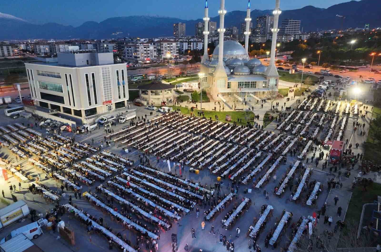 Binlerce kişi Merkezefendi Belediyesinin gönül sofrasında buluştu