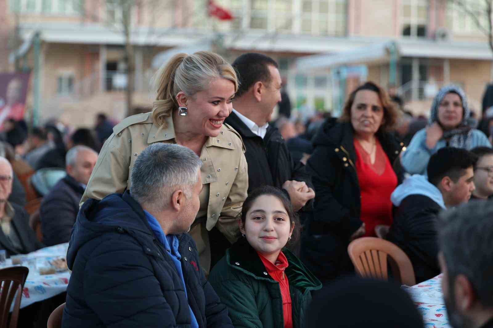 Binlerce kişi Merkezefendi Belediyesinin gönül sofrasında buluştu