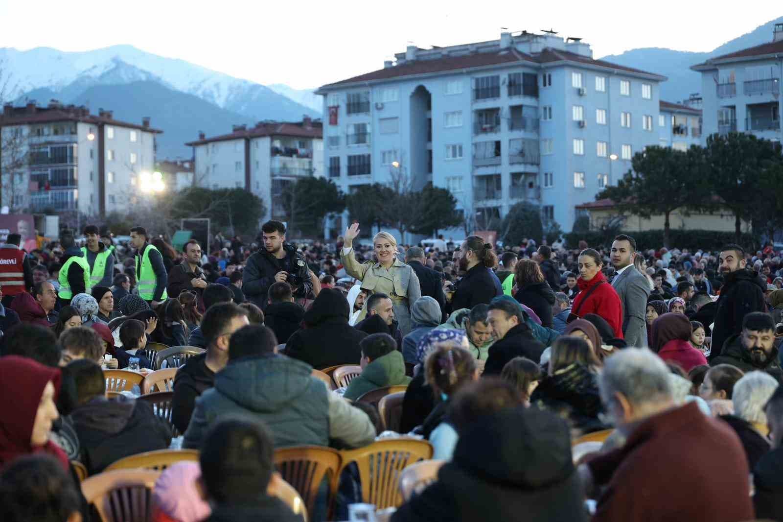 Binlerce kişi Merkezefendi Belediyesinin gönül sofrasında buluştu