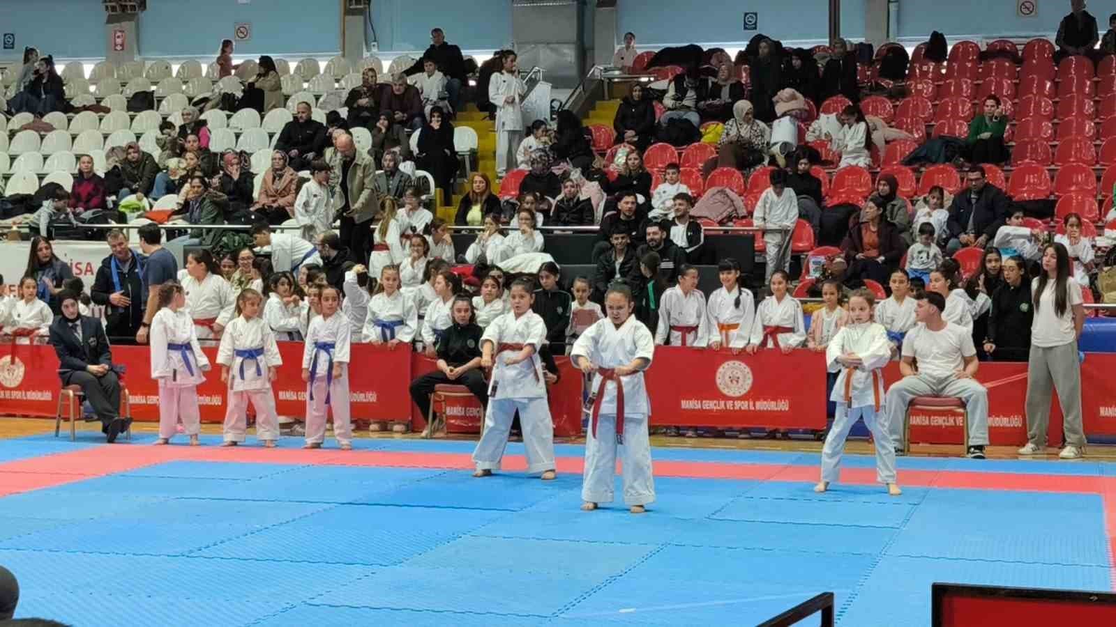 Alaşehirli karatecilerden 67 madalyalık büyük başarı