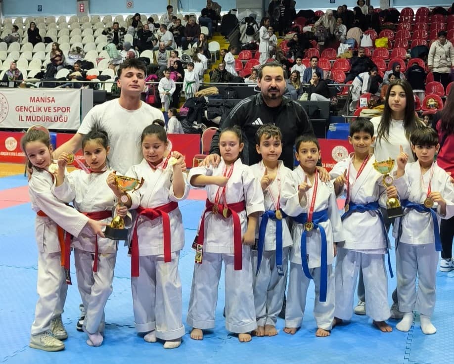 Alaşehirli karatecilerden 67 madalyalık büyük başarı