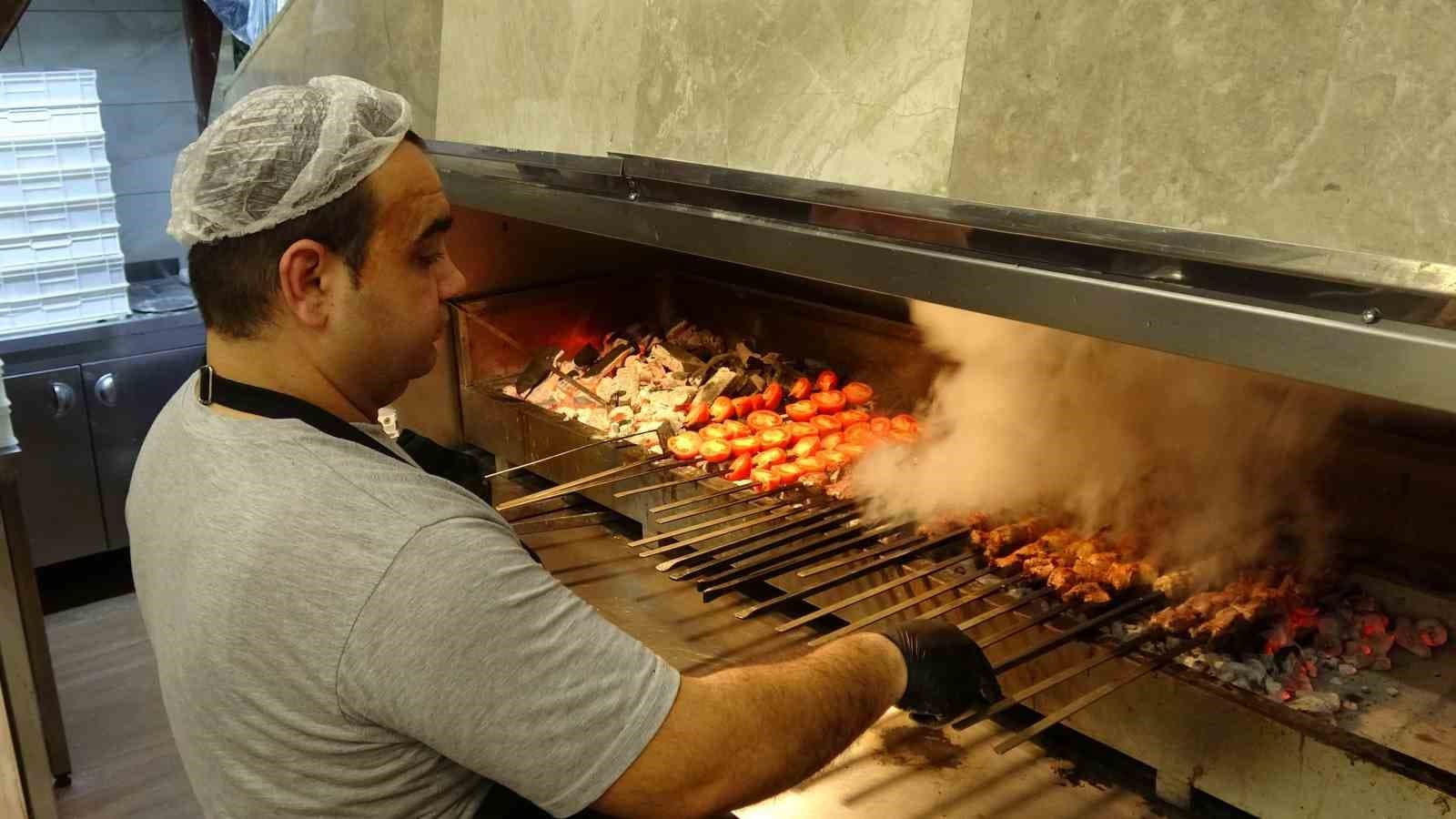 Gaziantep’te kebapçılar iftarda dolup taşıyor