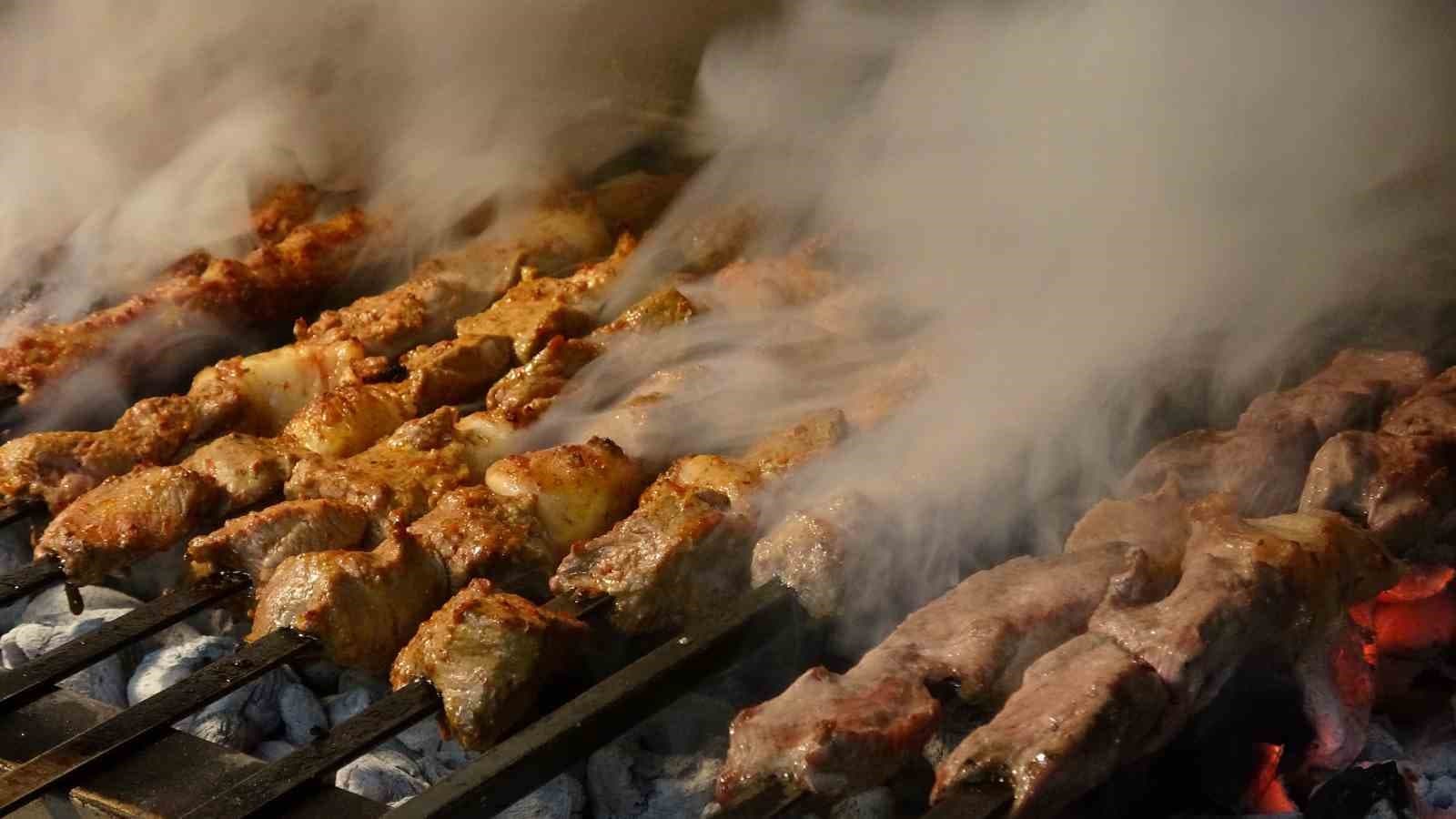 Gaziantep’te kebapçılar iftarda dolup taşıyor