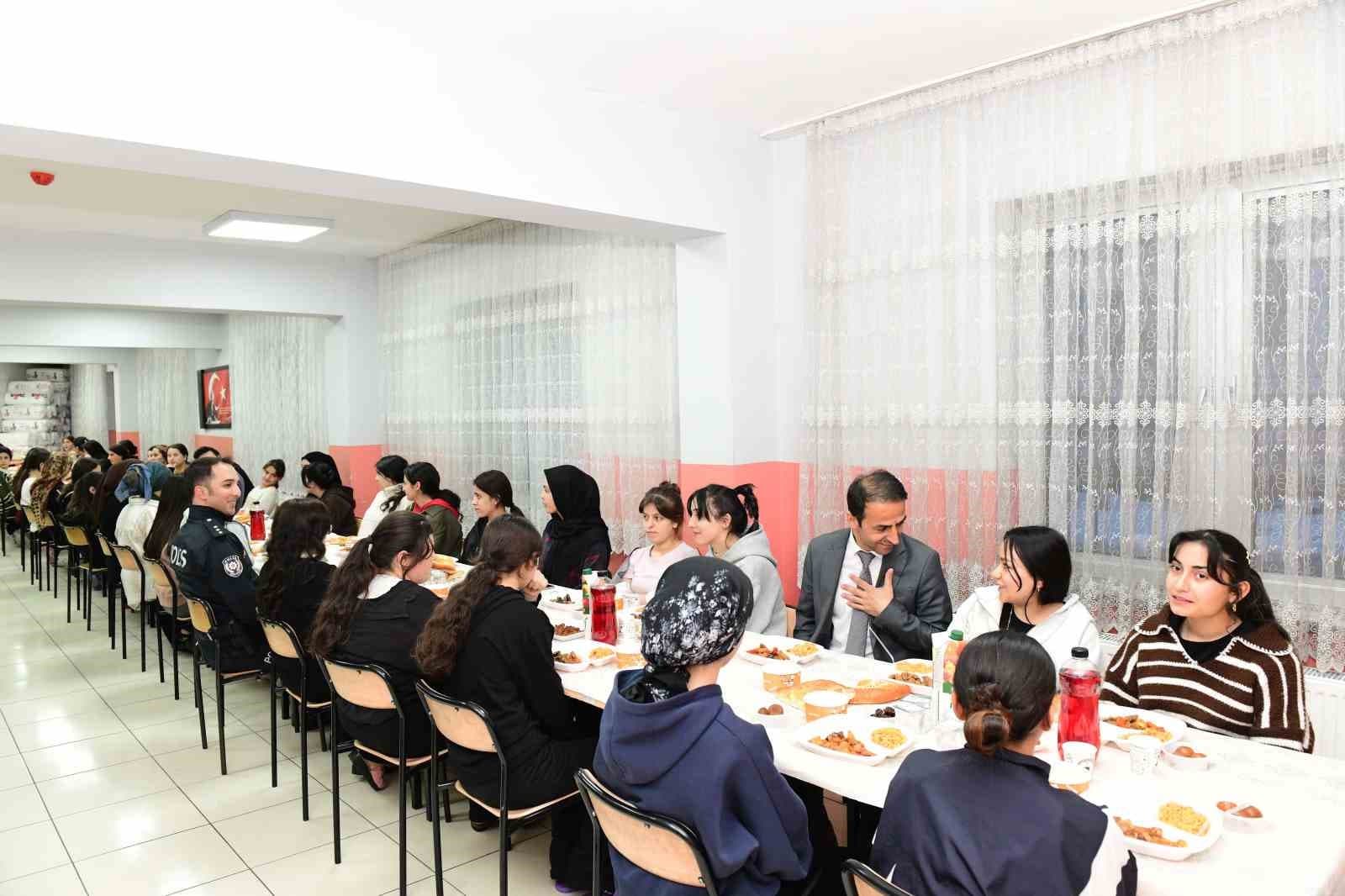 Çatak’ta öğrencilerle iftar programı düzenlendi