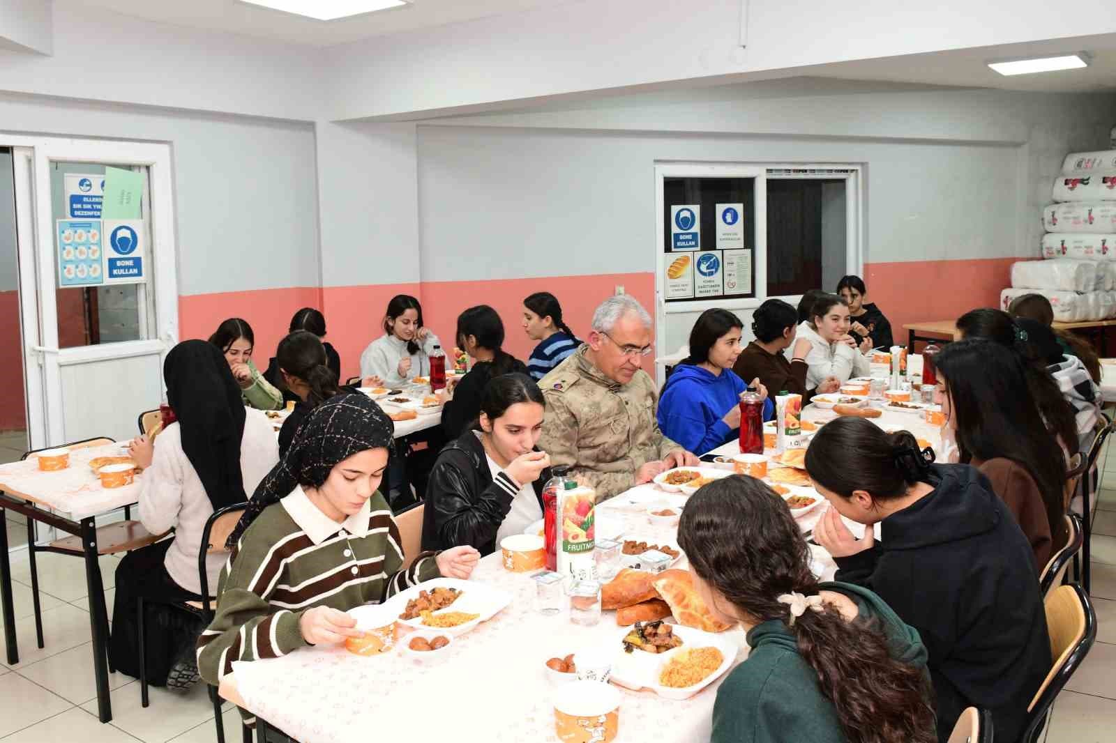 Çatak’ta öğrencilerle iftar programı düzenlendi
