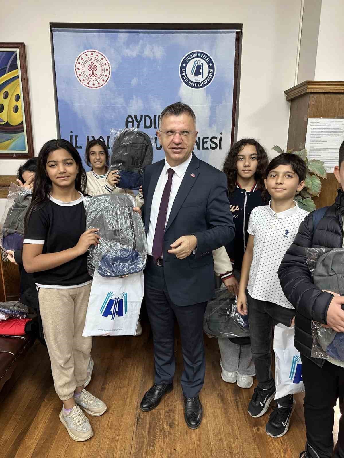 Aydın İl Halk Kütüphanesi’nden öğrencilere çanta hediyesi