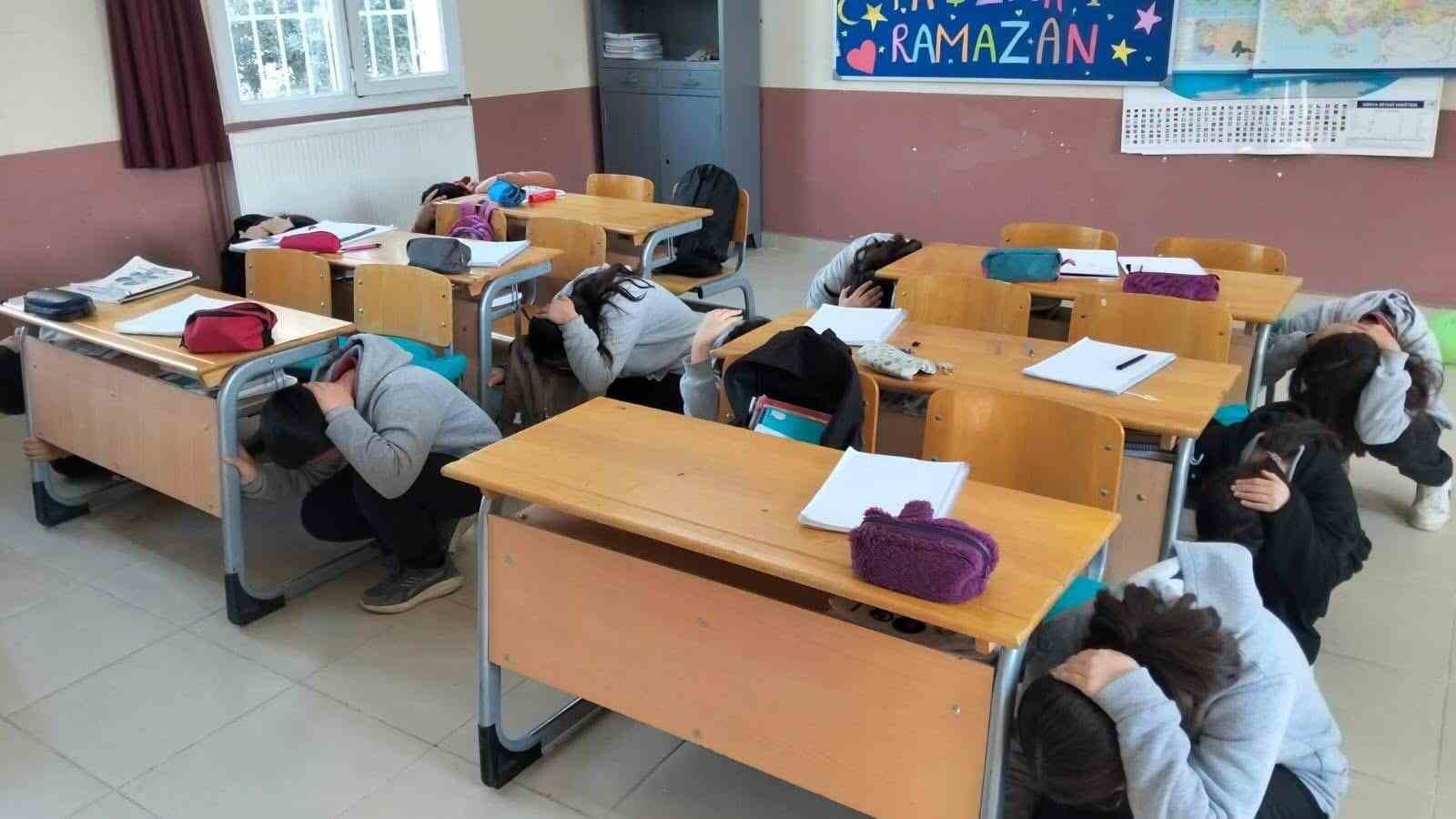 Deprem anında hayat kurtaran kuralları öğrendiler