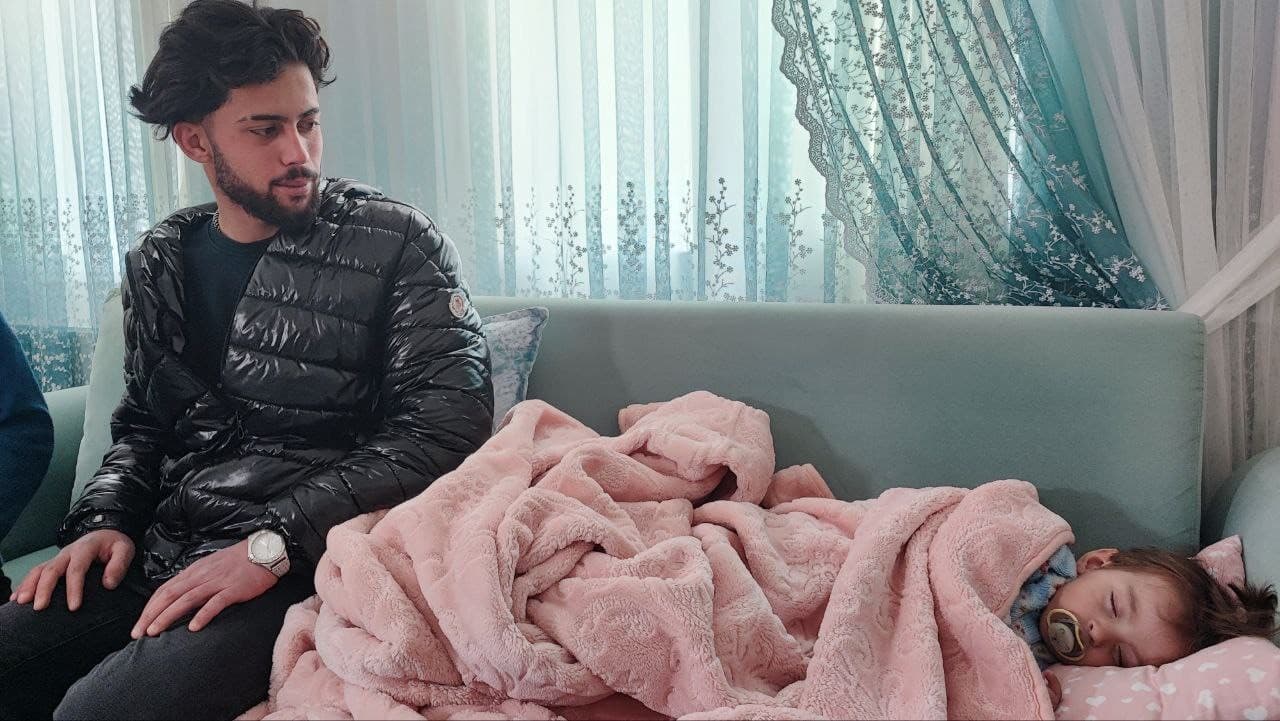 Yangından kurtardığı bebekle buluştu, duygusal anlar yaşandı