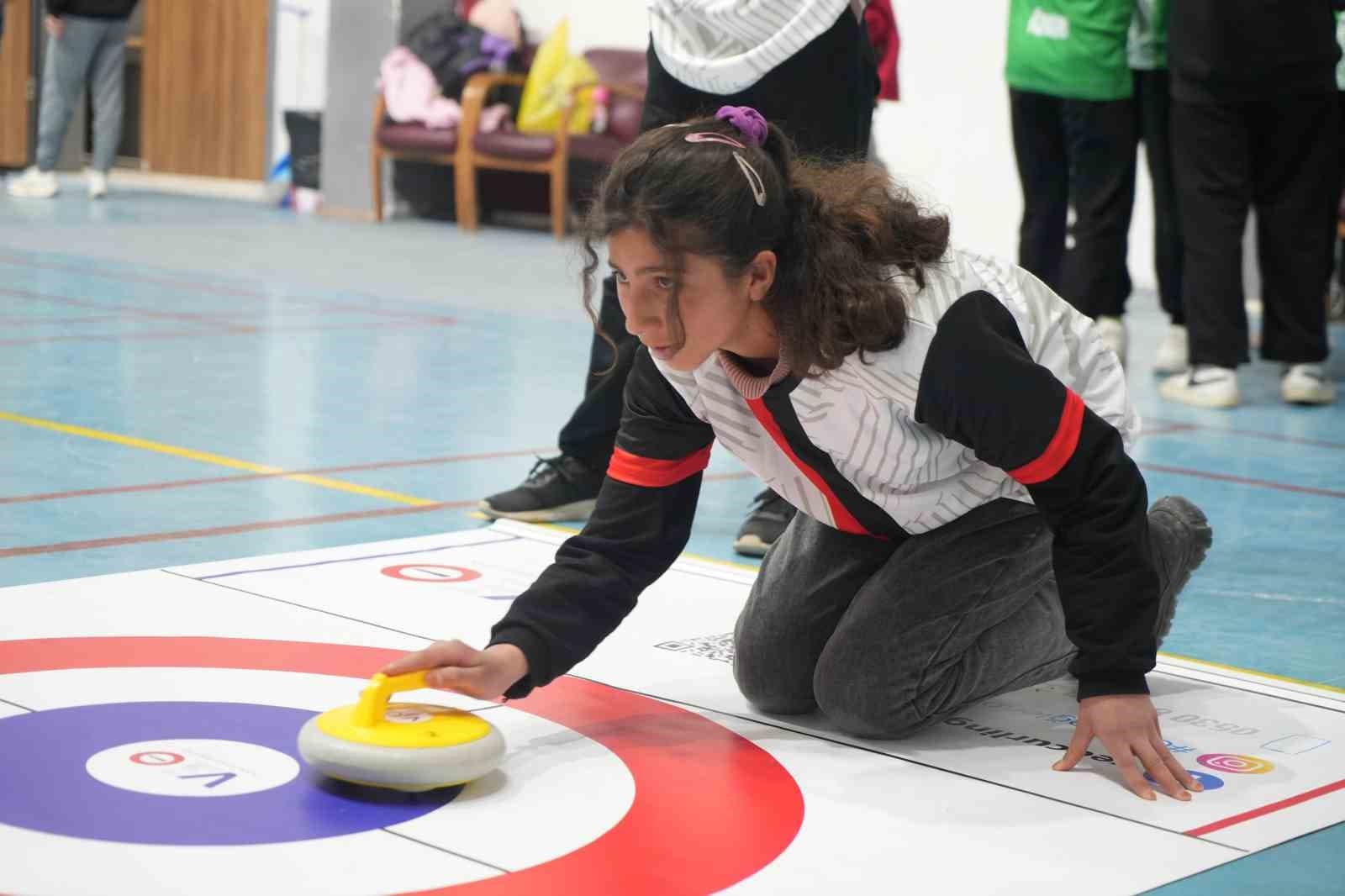 Iğdır’da öğrenciler floor curling ile tanışıyor