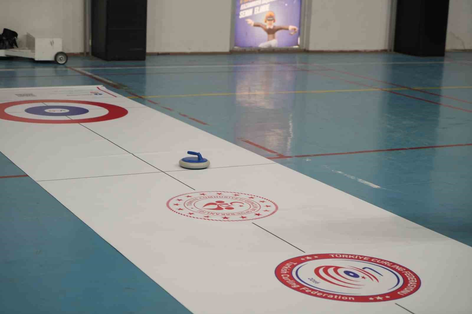 Iğdır’da öğrenciler floor curling ile tanışıyor