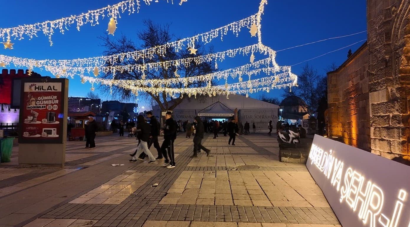 Hunat Cami ışıklarla donatıldı