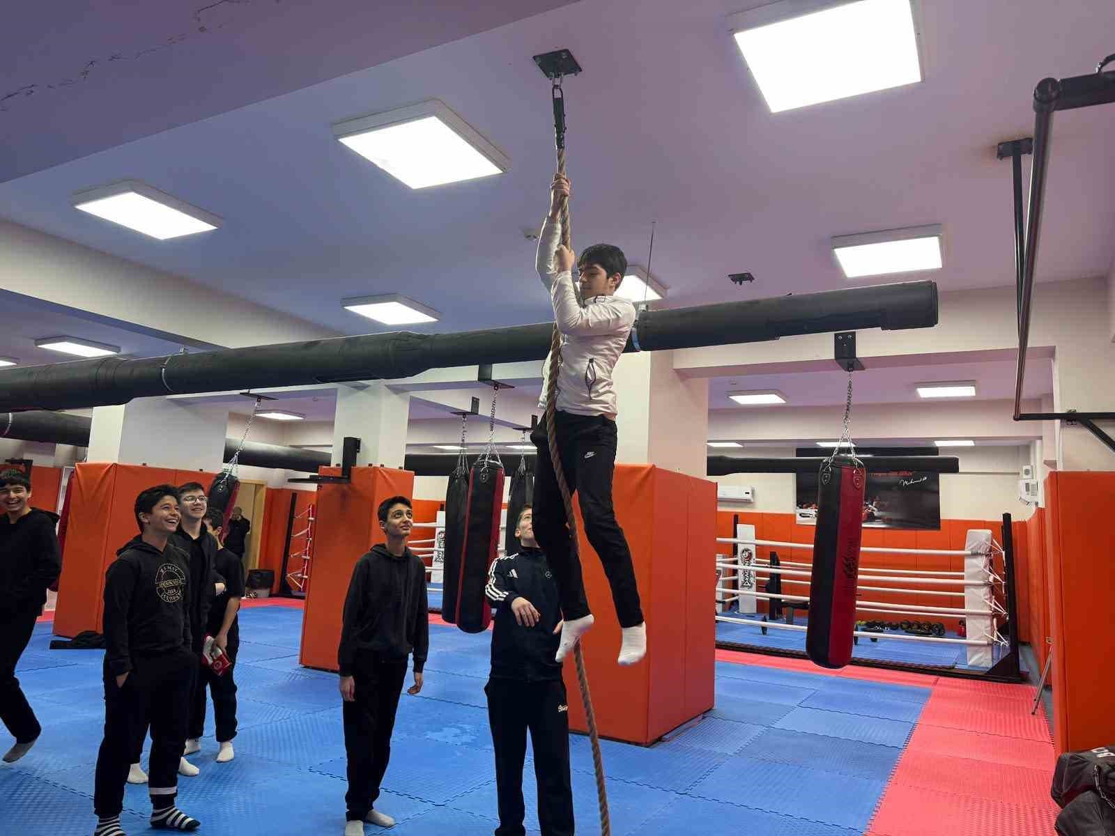 Öğrenciler Bahçeşehir Gençlik Merkezi’nde misafir edildi