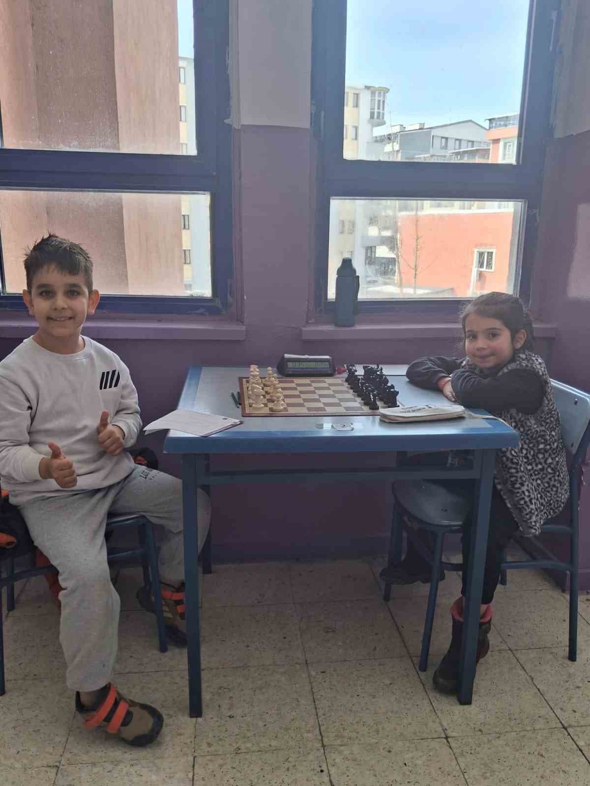 Kars’ta Yeşilay Haftası’na özel satranç turnuvası yoğun ilgi gördü