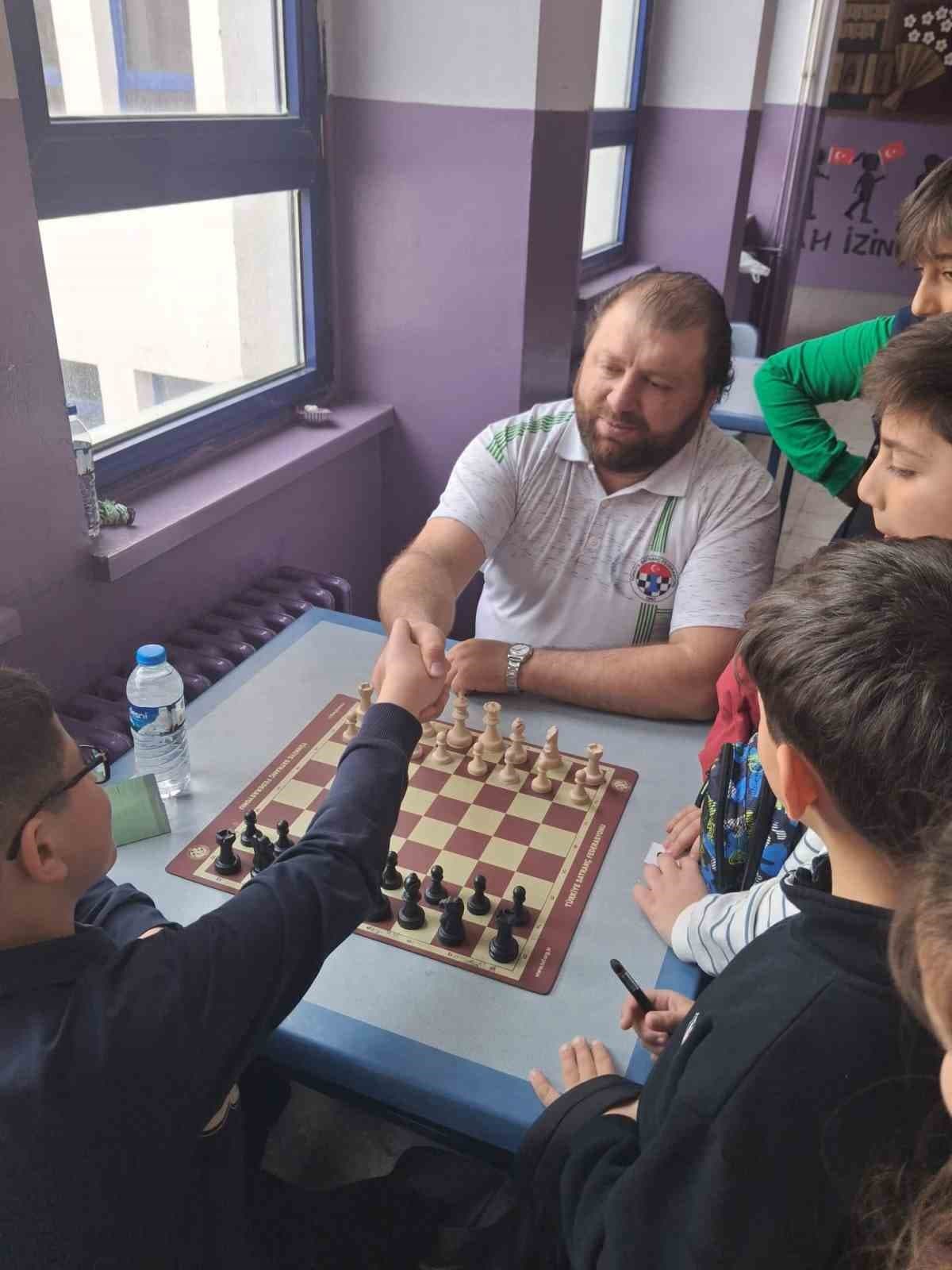 Kars’ta Yeşilay Haftası’na özel satranç turnuvası yoğun ilgi gördü