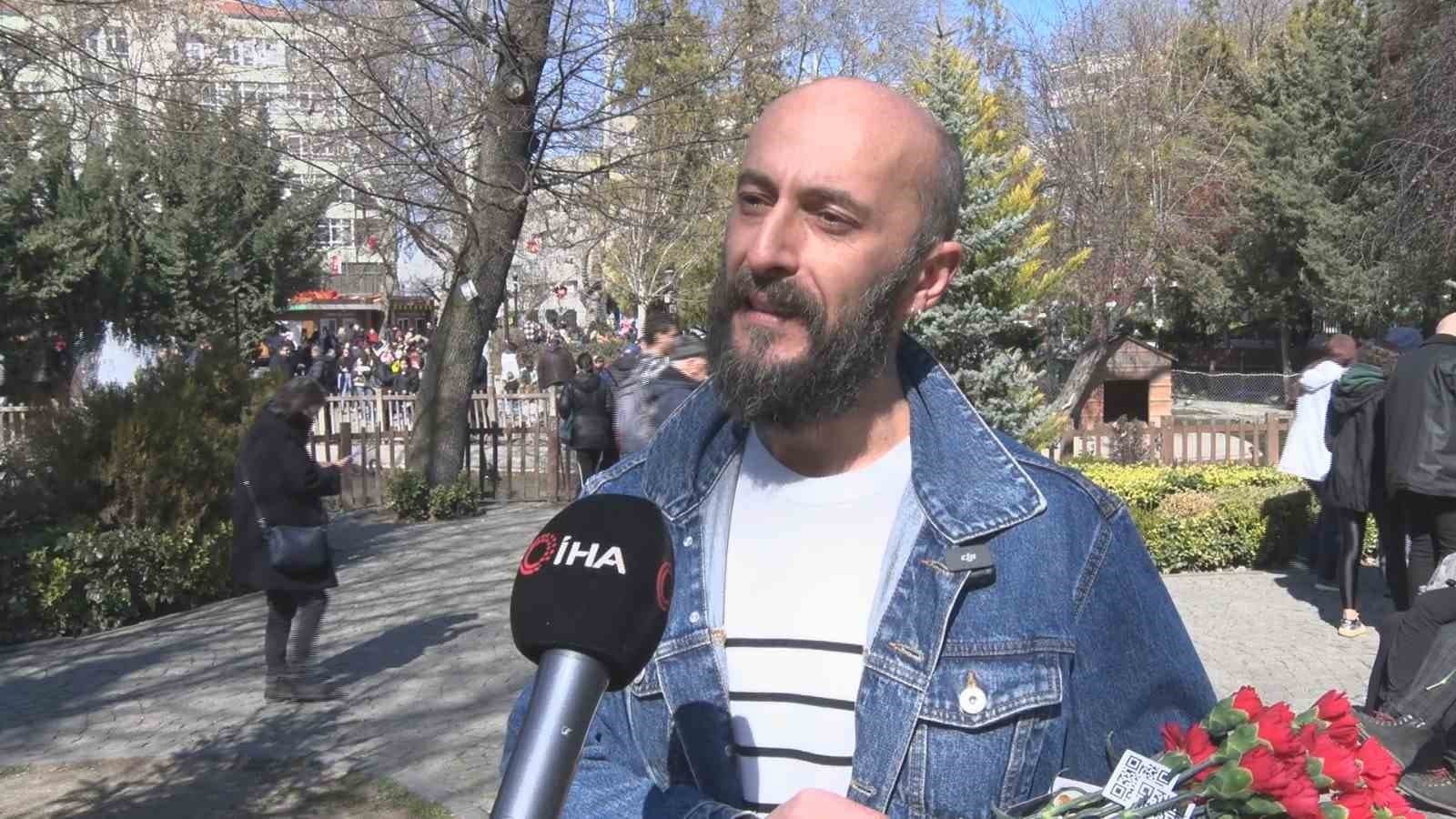 "Çiçek Doktoru" Dünya Kadınlar Günü’nde kadına yönelik şiddete karanfil ile dikkat çekti