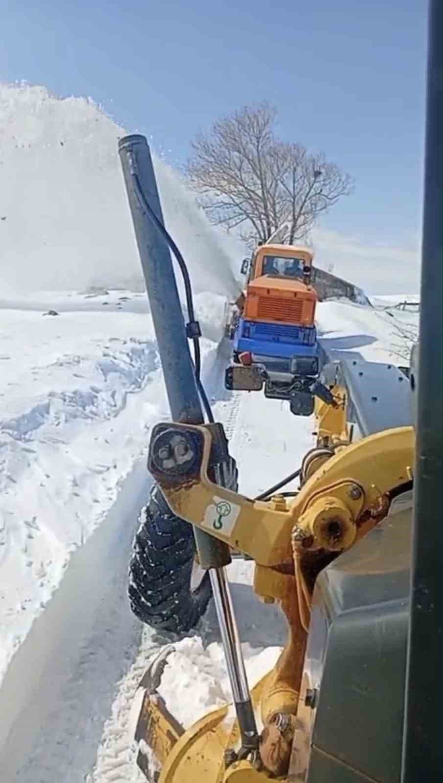 Bingöl’de yol açma çalışmaları devam ediyor
