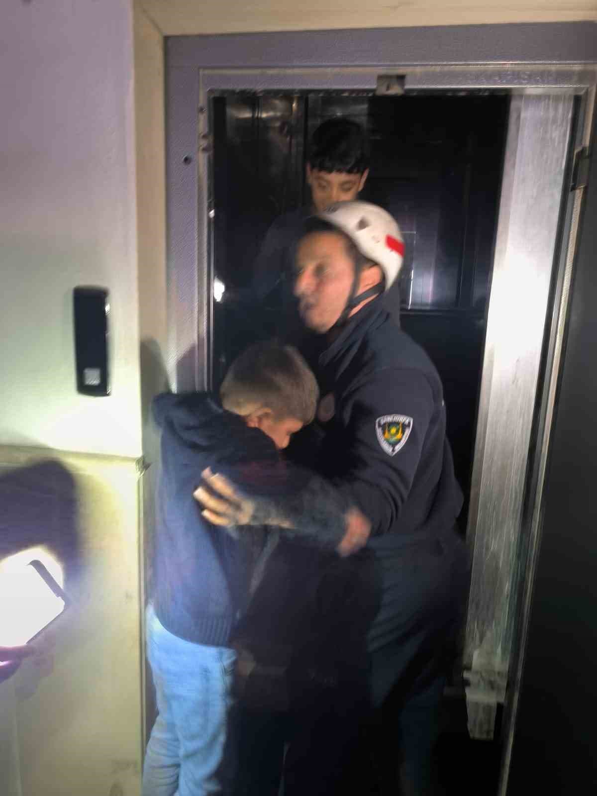 Asansörde mahsur kalan 3 çocuk kurtarıldı