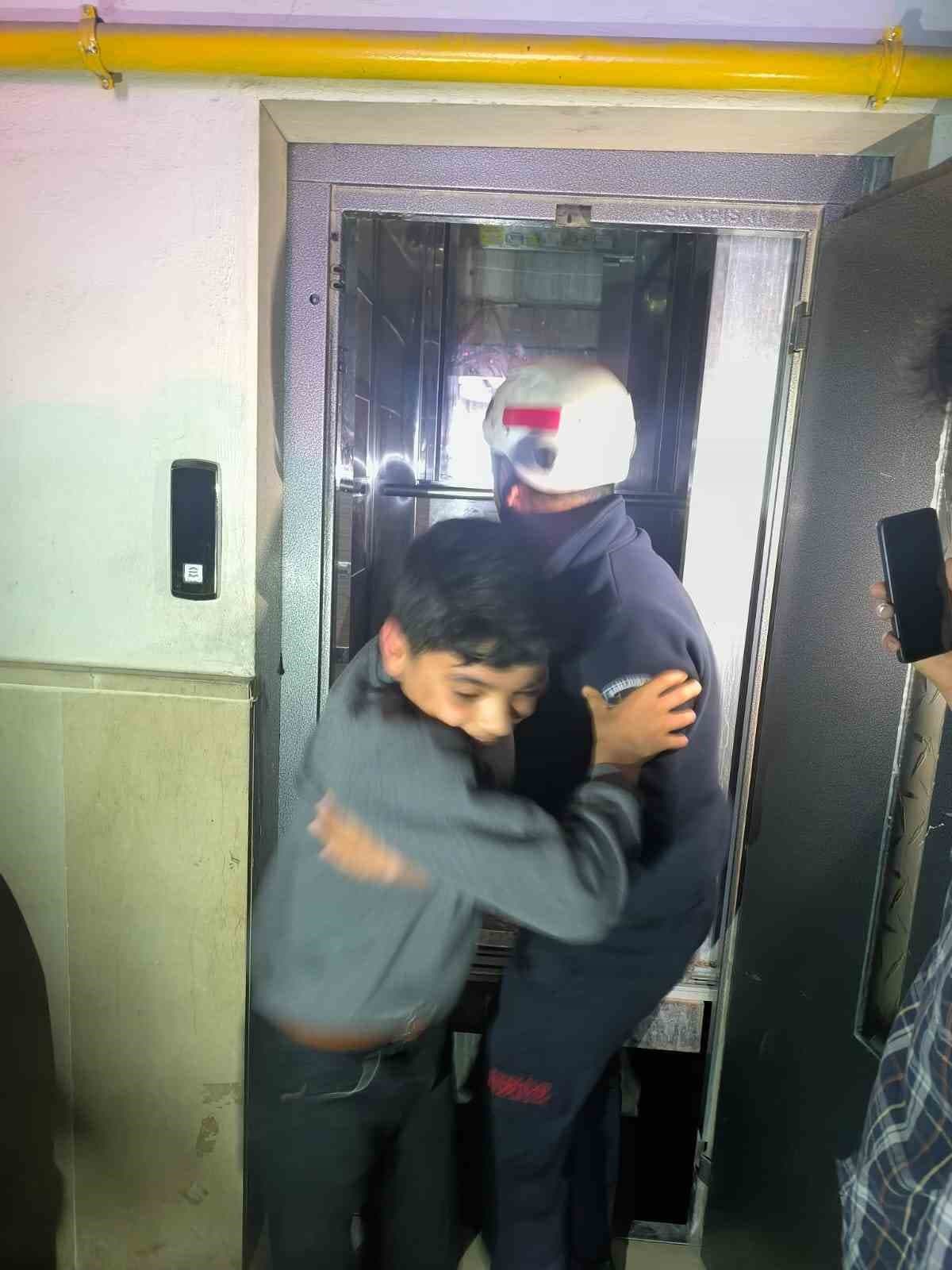 Asansörde mahsur kalan 3 çocuk kurtarıldı