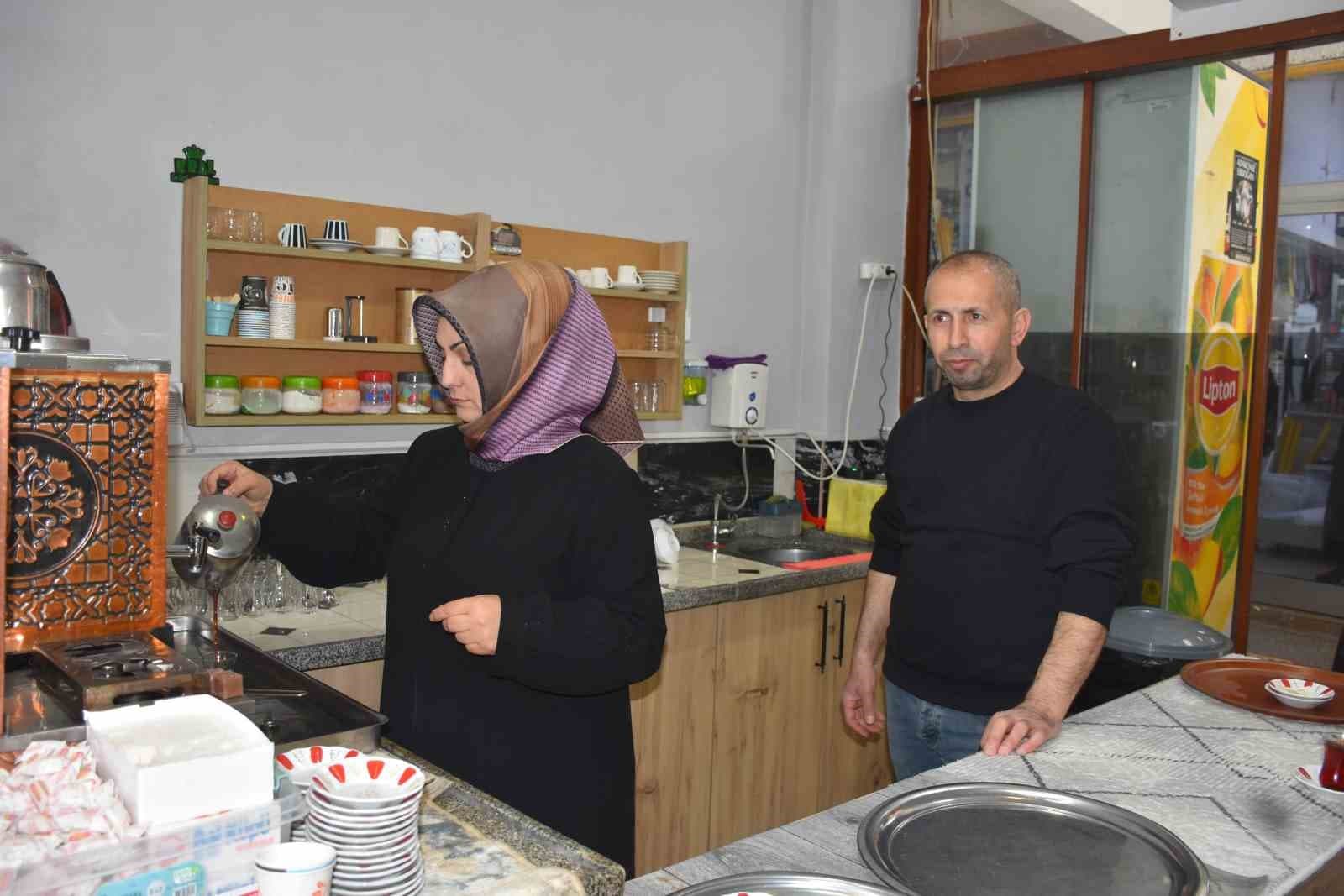 Karı kocanın çay ocağındaki omuz omuza mesaisi 15’inci yılında